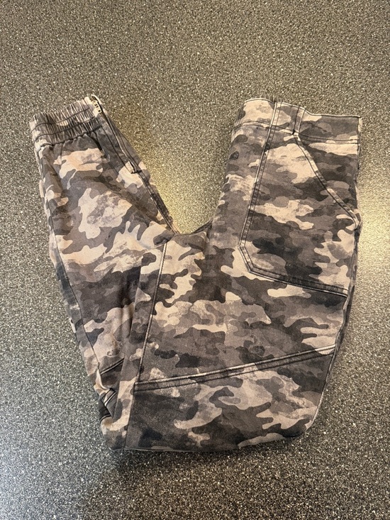 SPANX Pants - Women’s SPANX Black and Gray Camo Elastic Waistband Joggers - size Medium